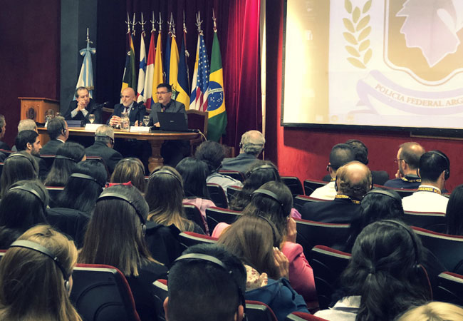 Congreso Internacional de Analistas de Patrones de Manchas de Sangre . IUPFA